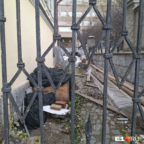 В качестве прощального подарка подрядчик оставил горы мусора | Источник: читатель E1.RU