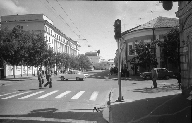 Деревьев на центральных улицах стало заметно меньше, а вот машин значительно прибавилось | Источник: Виктор Латышев