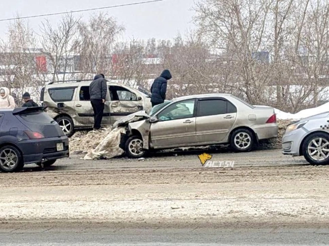 В результате удара на Mitsubishi сработали подушки безопасности. | Источник: «ACT-54 Black» / Telegram