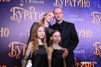 Юра Борисов пришел на премьеру вместе с женой | Источник: Артем Устюжанин / MSK1.RU