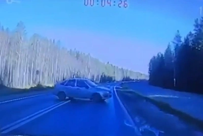 Выехал на встречку и врезался в машину: видео смертельной аварии