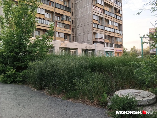 Детская площадка у тротуара | Источник: Полина Котышева / MGORSK.RU