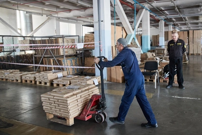 Завхоз типографии в Воронеже упал с высоты более 3 м