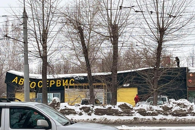 Крыша на Сибиряков-Гвардейцев прогнулась от снега