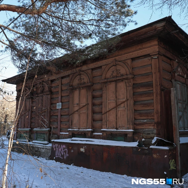Как одноэтажное, так и двухэтажные здания усадьбы имеют схожие черты — деревянный сруб и красивые окна | Источник: Евгений Софийчук / NGS55.RU