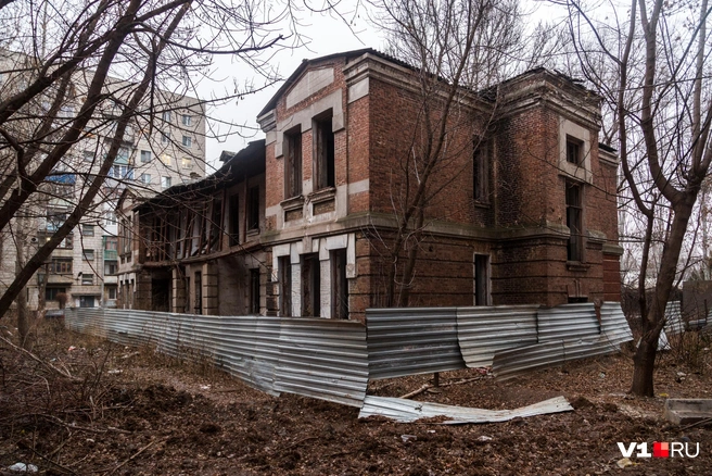 Еще несколько лет назад здание было огорожено. Сейчас, со слов жителей, забора уже нет | Источник: Константин Завриков / V1.RU