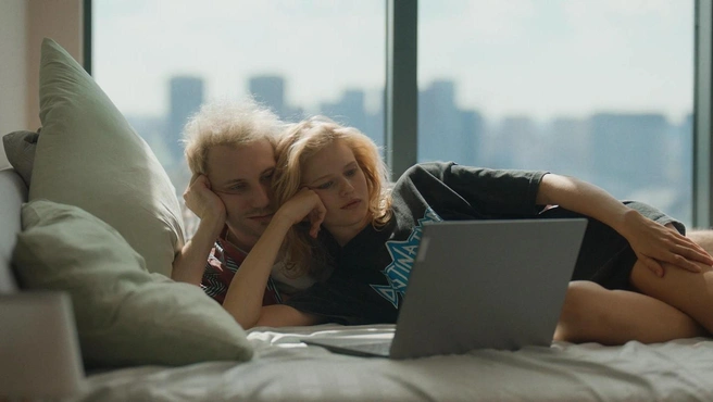 Александра Бортич и Гоша Токаев в токсичных отношениях в драмеди «Счастлив, когда ты нет» | Источник: кадр из фильма