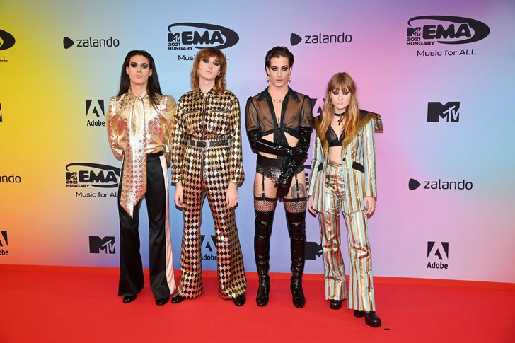 Рита Ора c женихом и солист Maneskin в чулках: яркие моменты премии MTV EMA 2021