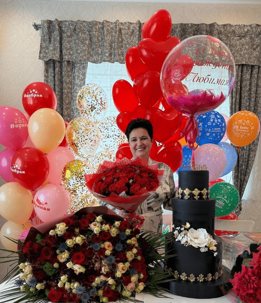 Черный торт, море цветов и любящий муж рядом: Елена Голунова отметила день рождения