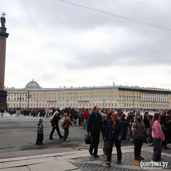 Очередь до Александровской колонны. Бесплатный день в Эрмитаже проходит с аншлагом | Источник: Валентин Егоршин / FONTANKA.RU