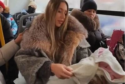 Блогер из Татарстана удивила пассажирку букетом в автобусе