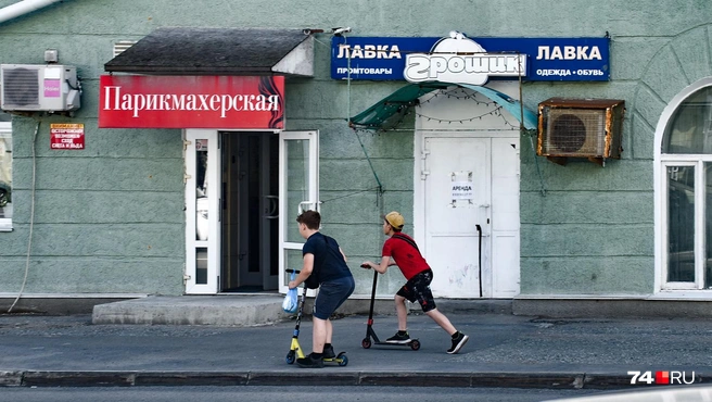 Пацаны на легких самокатах встречаются, а вот засилья прокатных кик-скутеров в Кургане нет, зато встречаются велодорожки, чего не встретишь во многих миллионниках | Источник: Артем Краснов / 74.RU