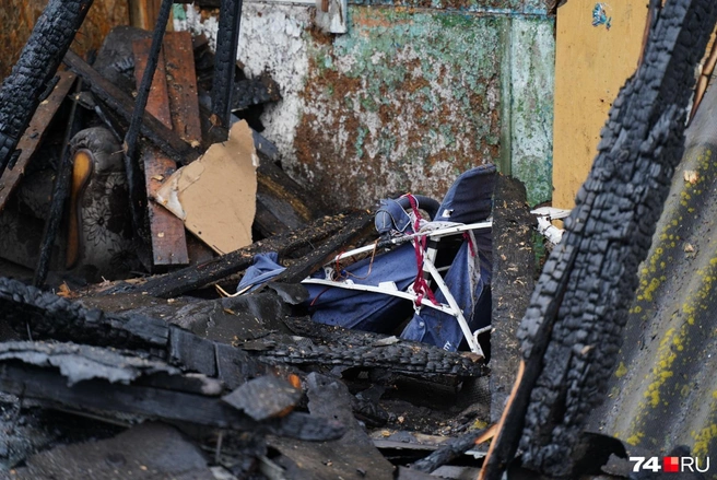 «Я был в бане, вышел, а дом соседний уже полыхает вовсю. Наверное, подожгли», — рассказывает сосед цыганской семьи | Источник: Михаил Шилкин / 74.RU