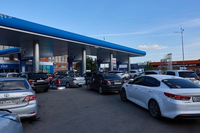 В Казани продают места в очереди и услуги заправщика