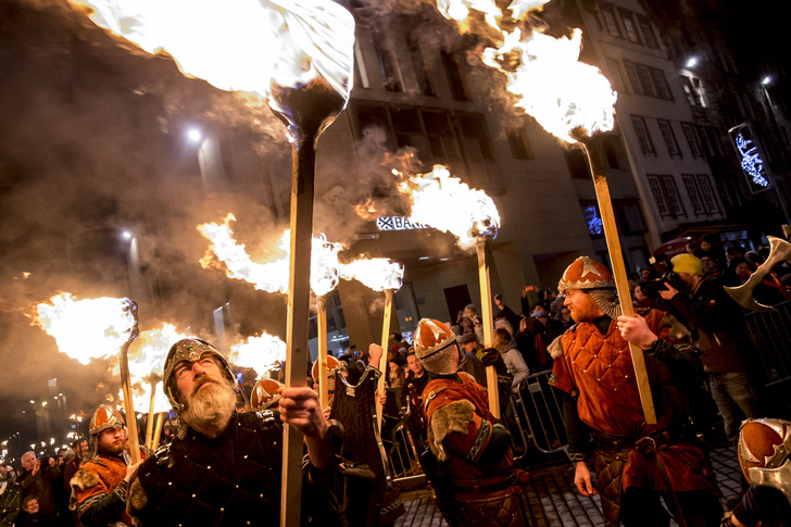 Новый год для храбрых сердцем: как шотландцы зажигательно празднуют Хогманай