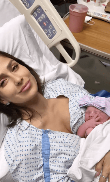 Хилария Болдуин с новорожденной дочерью 