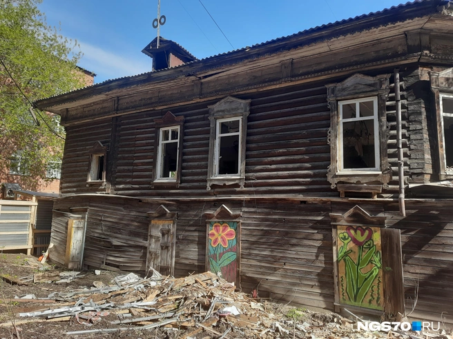 Волонтеры проводили здесь арт-консервацию&nbsp;— расписывали заколоченные окна | Источник: Анастасия Харламова / NGS70.RU