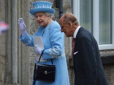 Елизавета II не выходит в свет без суики от Launer 