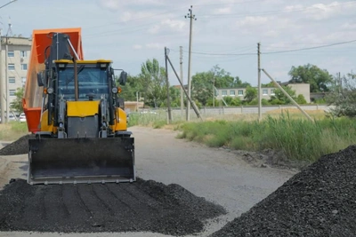 В Астрахани обновляют дороги: подсыпка к больнице и планы на 15 улиц