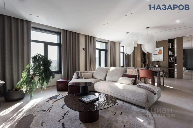 Окна гостиной выходят на Нарымский сквер | Источник: Агентство недвижимости «Компания „НАЗАРОВ“» / n1