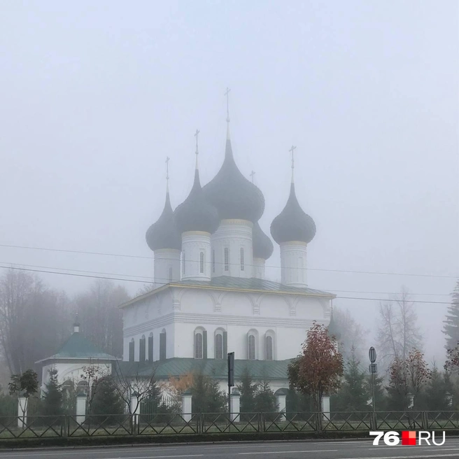 Феодоровский собор величественно проступает сквозь пелену | Источник: читатель 76.RU