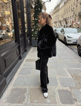 Эти велюровые брюки заменят вам джинсы на зиму: где купить и как правильно стилизовать Эти велюровые брюки заменят вам джинсы на зиму: где купить и как правильно стилизовать