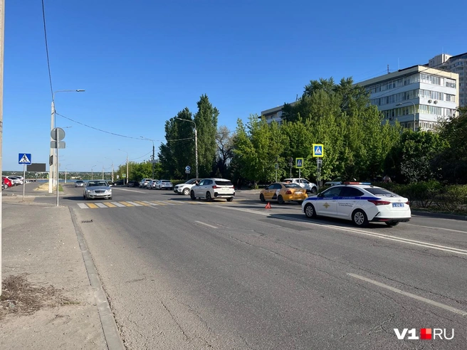 Иномарка после наезда на пешехода остановилась точно на переходе | Источник: читатели V1.RU