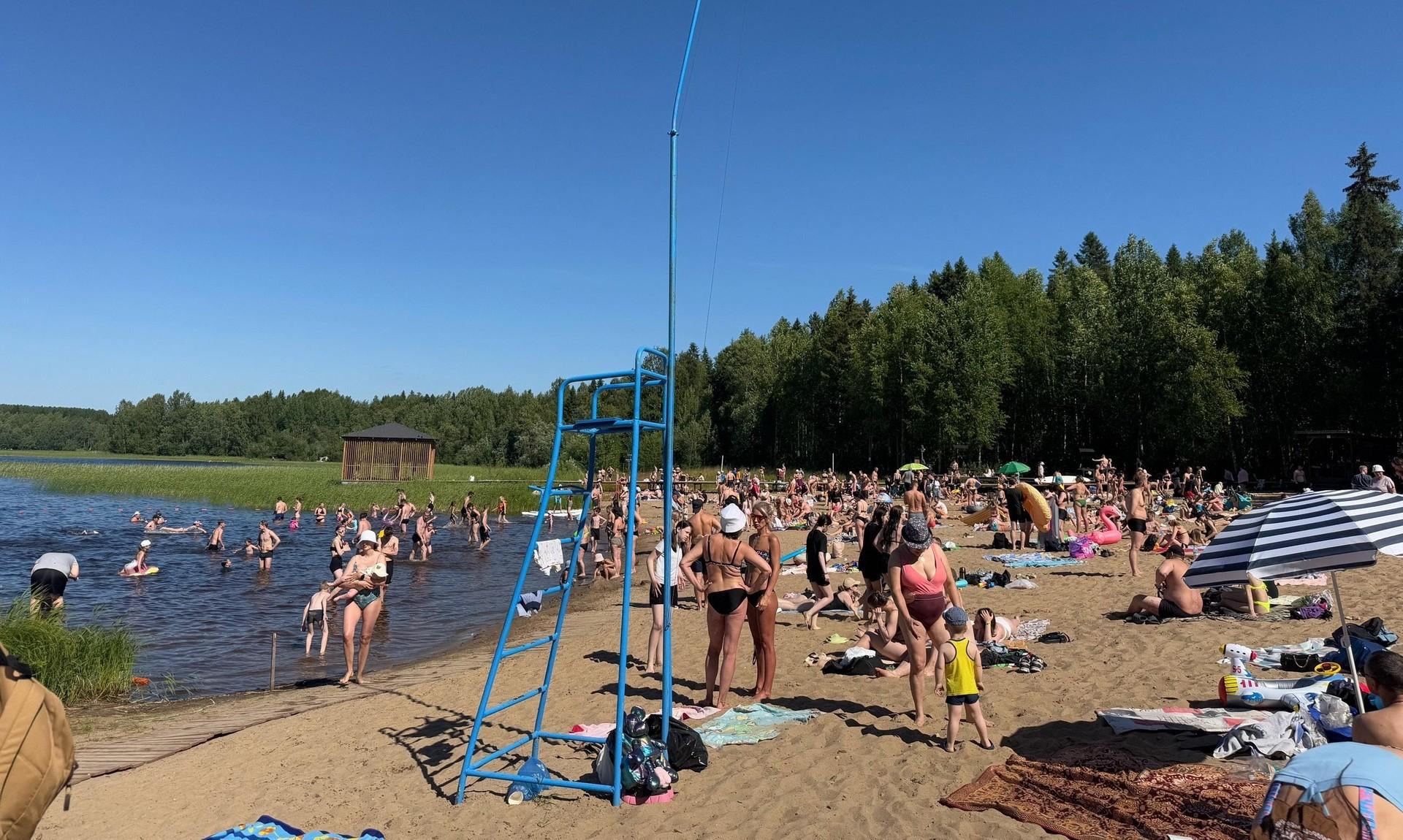 Как на черноморском курорте: смотрите, сколько отдыхающих на обновленном пляже под Архангельском