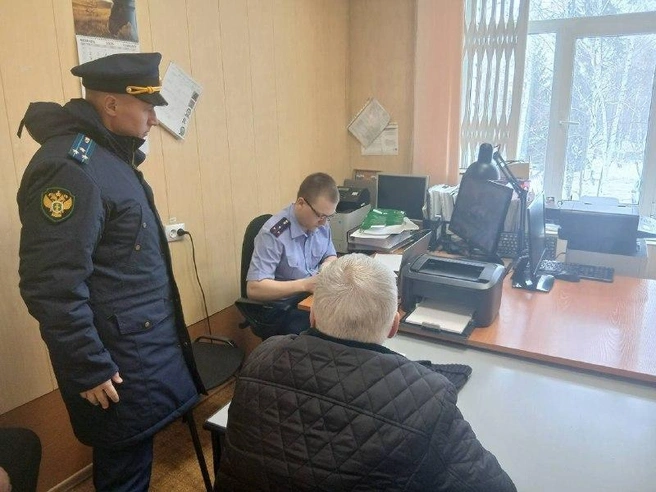 Бывшего судебного пристава обвиняют в получении взятки, выраженной в покупке Toyota Land Cruiser по значительно сниженной стоимости. | Источник: Прокуратура Новосибирской области