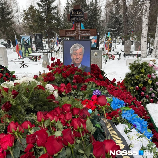 На могиле очень много роз  | Источник: Евгений Софийчук / NGS55.RU