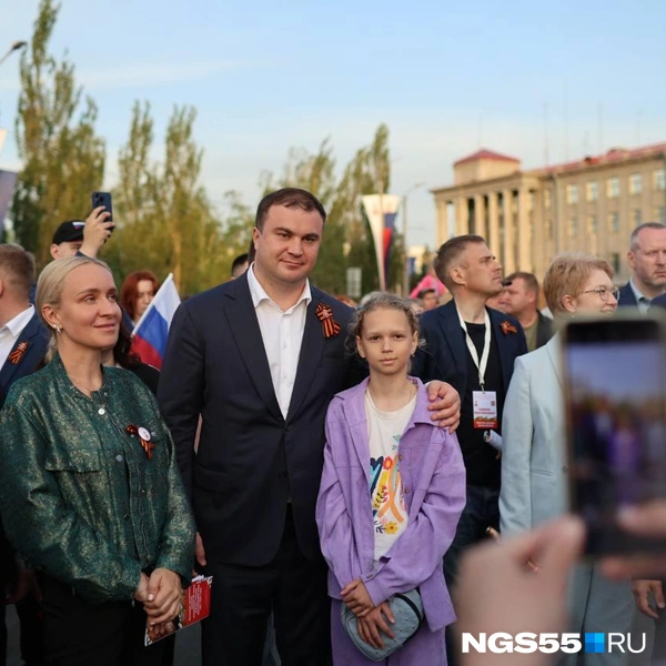 Губернатор фотографировался с омичами | Источник: Евгений Софийчук / NGS55.RU
