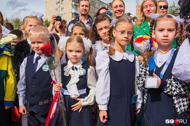 Мы понимаем девочку с розой в руках: да, до следующих летних каникул еще очень долго | Источник: Тимофей Калмаков / 59.RU