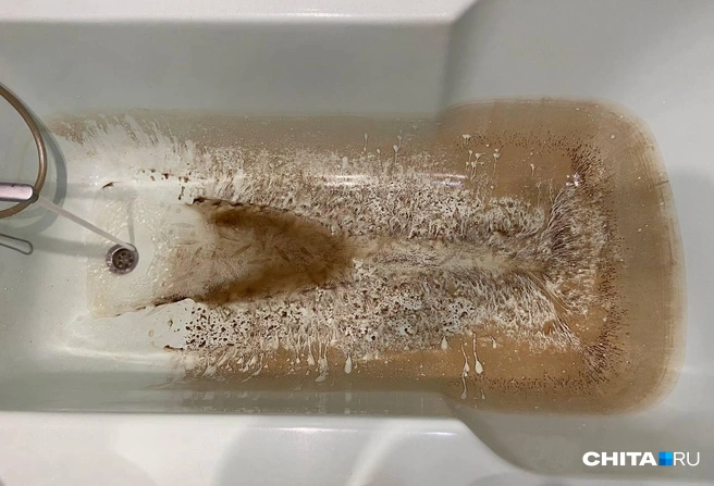 Такая вода бежит в доме № 58 в Северном микрорайоне | Источник: местный житель