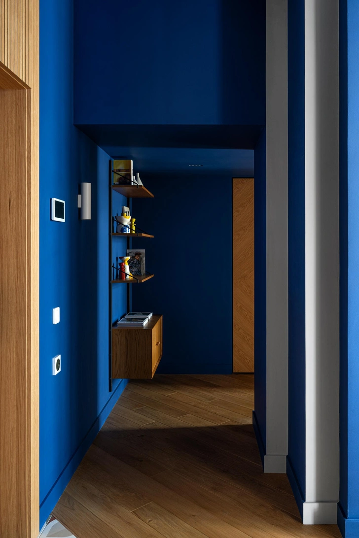 Стеллаж, La Redoute. Вазы, Izzi Decor. | Источник: Наталья Градусова