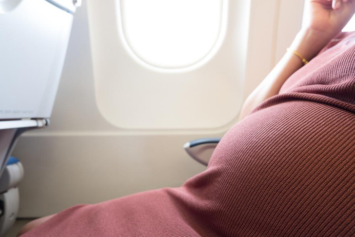 Врач из Сургута убедила экипаж посадить самолет, чтобы спасти беременную пассажирку