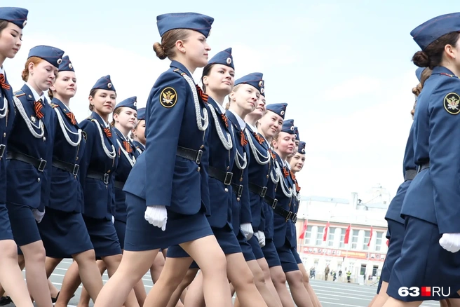 А девушки позволили себе легкие улыбки | Источник: Роман Данилкин / 63.RU
