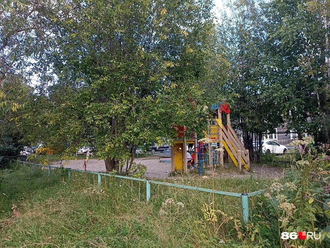 Детская площадка, можно сказать, современная | Источник: Мария Гришкина / 86.RU