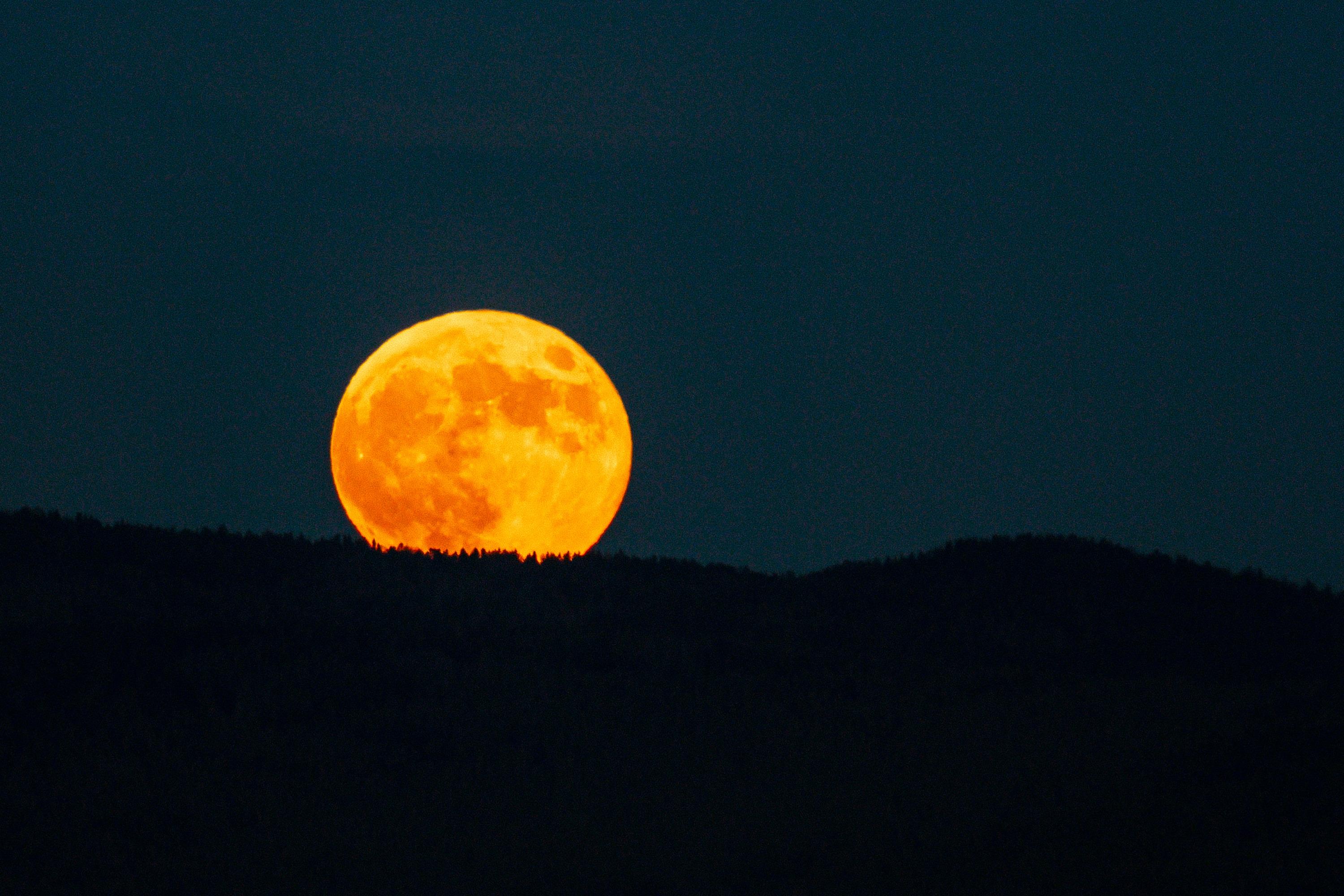 Почему сегодня луна оранжевая. Оранжевая Луна 2022. Оранжевая Луна. Полное лунное затмение в Красноярске. Когда в Красноярске была Кровавая Луна.