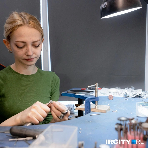 Каждый кулон надо избавить от зазубринок, неровностей | Источник: Арсений Чекмарев / «ИрСити»