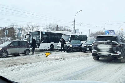 Пять автомобилей столкнулись у ТЦ «Мега» в Новосибирске