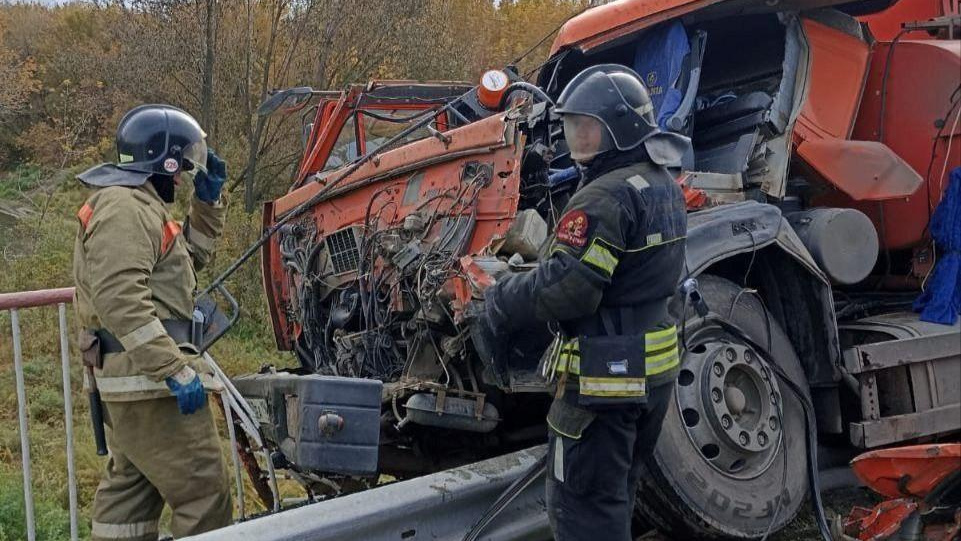 Пострадали двое детей и трое взрослых. Фото и видео с места жуткого ДТП с бензовозом под Барнаулом