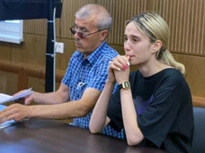 Рыдающую 18-летнюю автоледи, сбившую троих детей, доставили в суд – видео