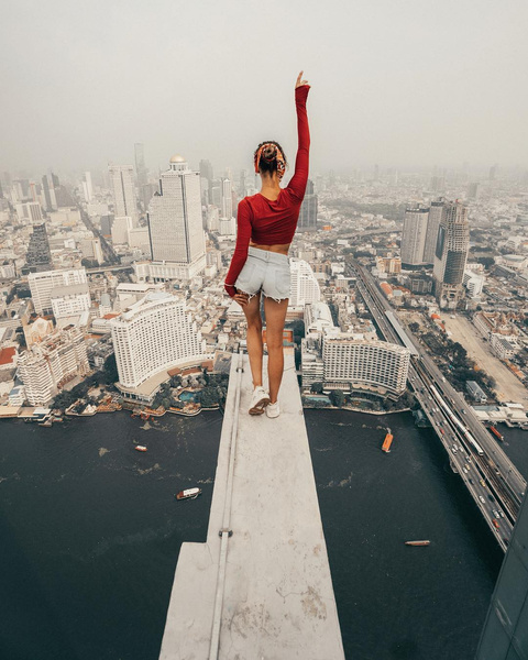 Инстаграм (запрещенная в России экстремистская организация) дня: Девушка делает селфи на крышах самых высоких зданий мира