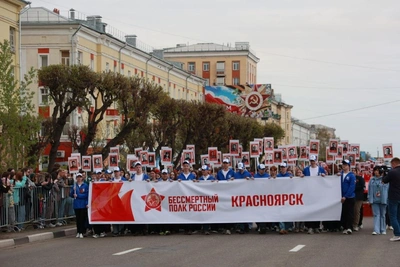 Губернатор Котюков прошел с дочерью в «Бессмертном полку» 9 мая