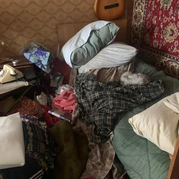 Кровать завалена одеждой. Как на ней спать — неясно | Источник: «Аврора-Клининг»