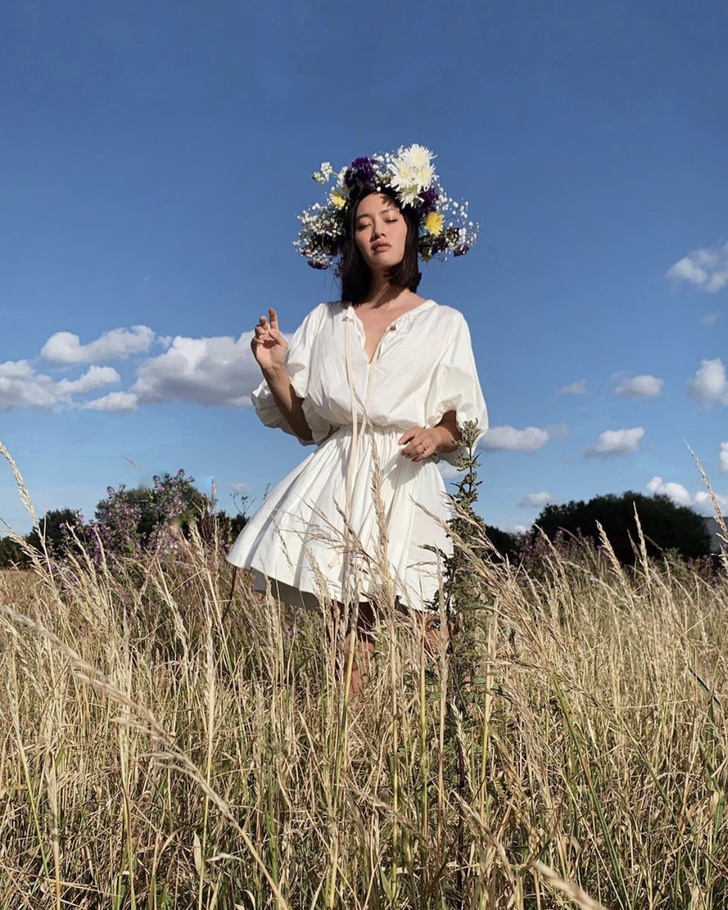 Хлопковое платье-рубашка и чарующий венок из полевых цветов: магический образ Тиффани Хсу для летнего солнцестояния
