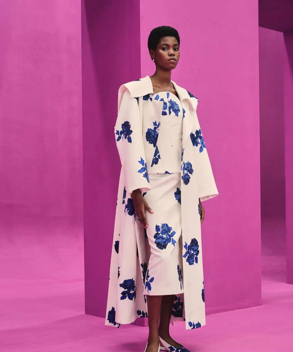 Цветы и много черного: Emilia Wickstead FW21