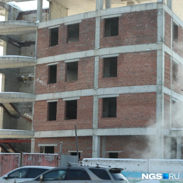 Застройщик, который первым начал возводить здание, вероятно, не смог его достроить из-за низкого спроса | Источник: Андрей Бортко / NGS.RU