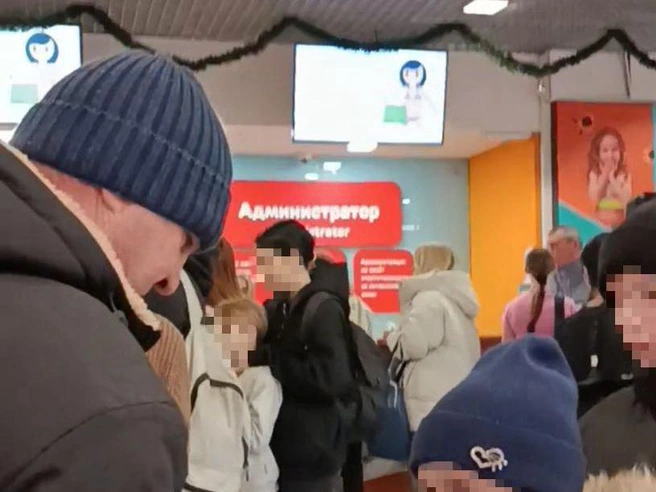 Многолюдная очередь образовалась у касс аквапарка «Лимпопо». | Источник: читательница E1.RU Марина