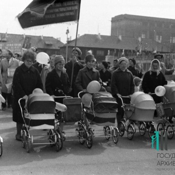 Молодые родители из Орджоникидзевского района, 1965 год | Источник: Государственный архив Пермского края